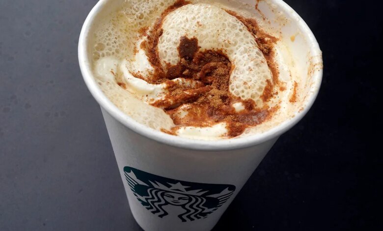 Es solo agosto, pero las especias de calabaza Starbucks están de regreso. Es solo agosto, pero las especias de calabaza Starbucks están de regreso.
