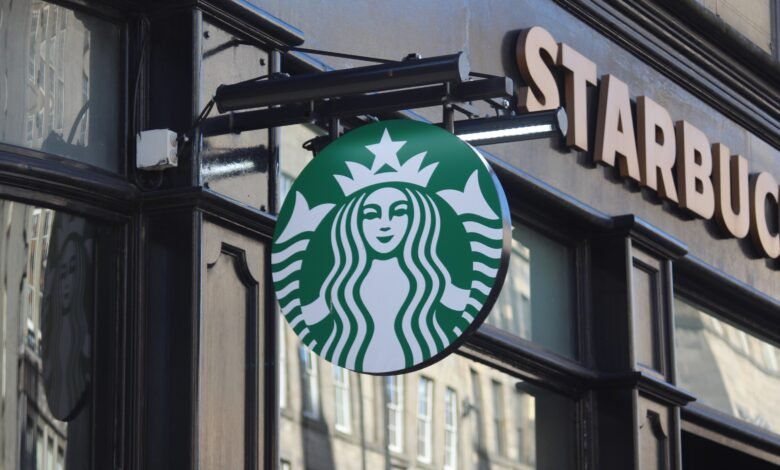 Starbucks está tomando medidas enérgicas contra las personas que trabajan en las tiendas, y creo que podrían tener razón, espera hasta que veas lo que la gente trae