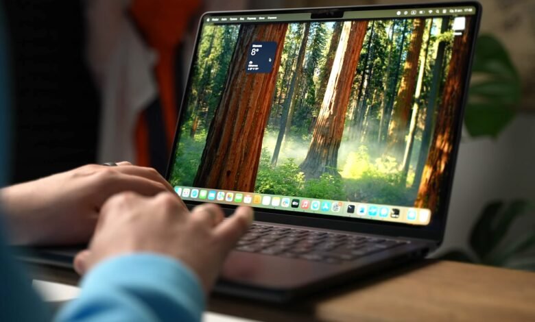 Las pantallas de MacBook se pueden romper con una simple tarjeta de felicitación, advierte el video viral de Tiktok, y Apple ha explicado la razón por la cual Las pantallas de MacBook se pueden romper con una simple tarjeta de felicitación, advierte el video viral de Tiktok, y Apple ha explicado la razón por la cual