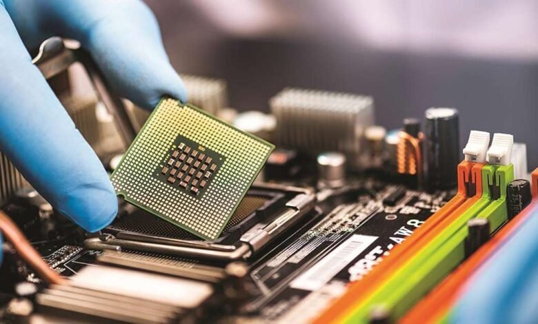 Trump dice que las tarifas de semiconductores podrían alcanzar el 300%