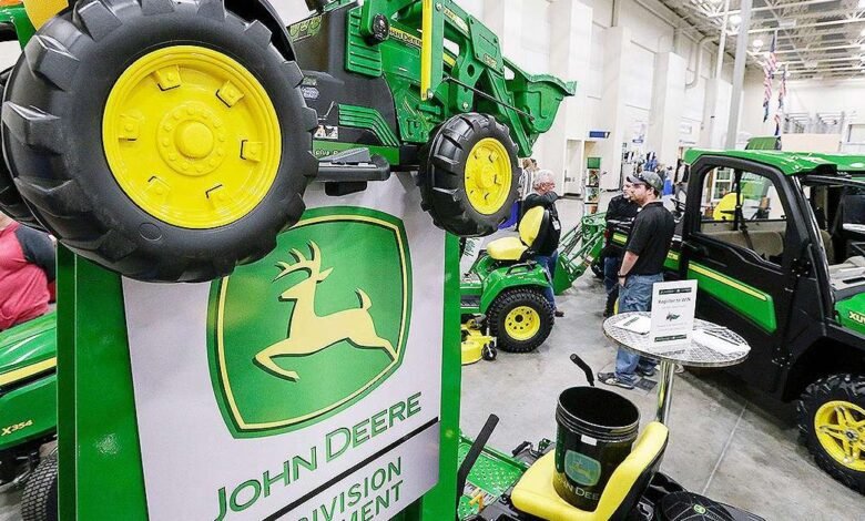 Deere cae a medida que los agricultores que luchan retrasan el rebote de maquinaria
