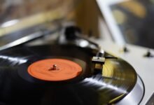 La música de IA está bien hasta que comienza a fingir ser gente real