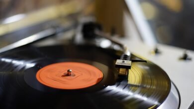 La música de IA está bien hasta que comienza a fingir ser gente real