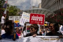 Los residentes que trabajan con la posesión militar de Trump en la capital
