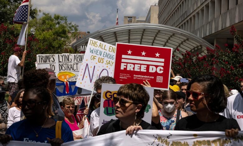 Los residentes que trabajan con la posesión militar de Trump en la capital Los residentes que trabajan con la posesión militar de Trump en la capital