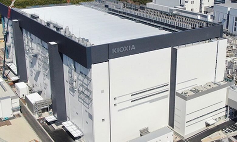 Kioxia desarrolla un prototipo de memoria flash de 5 TB con cuentas encadenadas de margarita que mantienen el ancho de banda y reducen la latencia para las aplicaciones de la computación y la IA móvil.