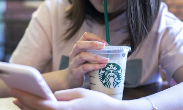 Starbucks termina el experimento de 6 años de Gen Z después de encontrar pruebas de que la conexión humana es mejor Starbucks termina el experimento de 6 años de Gen Z después de encontrar pruebas de que la conexión humana es mejor
