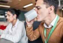 Millennials es el líder de los ‘disturbios en el café’ para protestar de regreso a la oficina debido a que el negocio se lleva al asiento completo.