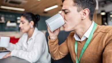 Millennials es el líder de los ‘disturbios en el café’ para protestar de regreso a la oficina debido a que el negocio se lleva al asiento completo.