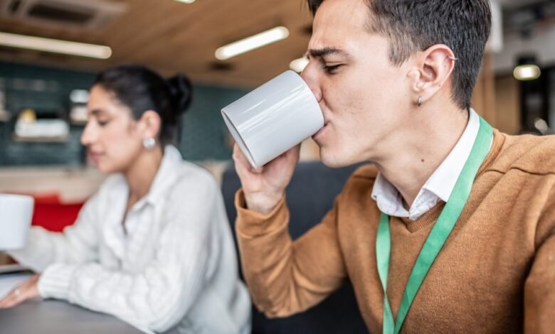 Millennials es el líder de los ‘disturbios en el café’ para protestar de regreso a la oficina debido a que el negocio se lleva al asiento completo.