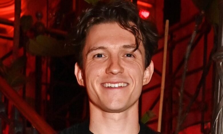 Tom Holland dice que llevaba el pez de su abuela para la guerra de los labios. Tom Holland dice que llevaba el pez de su abuela para la guerra de los labios.