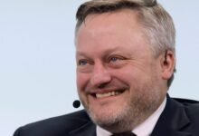 BP BP late las ganancias, ya que promociona la venta de petróleo, no tazas de café, burlándose de su ex CEO