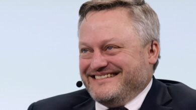 BP BP late las ganancias, ya que promociona la venta de petróleo, no tazas de café, burlándose de su ex CEO