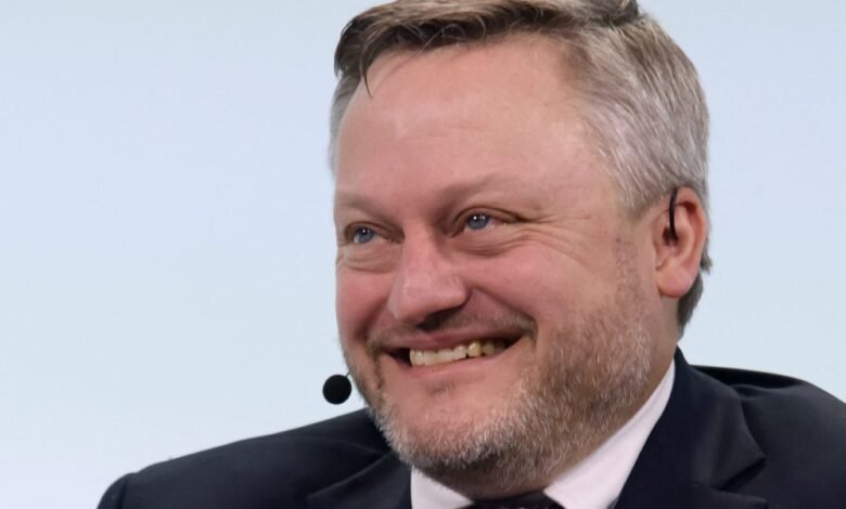 BP BP late las ganancias, ya que promociona la venta de petróleo, no tazas de café, burlándose de su ex CEO BP BP late las ganancias, ya que promociona la venta de petróleo, no tazas de café, burlándose de su ex CEO