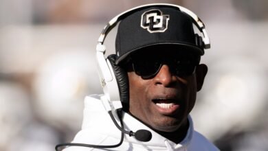 Después de la cirugía de cáncer de vejiga, Colorado regresa a la línea lateral de Dion Sanders