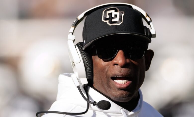 Después de la cirugía de cáncer de vejiga, Colorado regresa a la línea lateral de Dion Sanders Después de la cirugía de cáncer de vejiga, Colorado regresa a la línea lateral de Dion Sanders