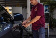 En China, ahora los EV es más barato que los autos de gas. En los Estados Unidos, Big Three aún no ha cerrado la prima de seguro, es decir, $ 14,000 por vehículo.