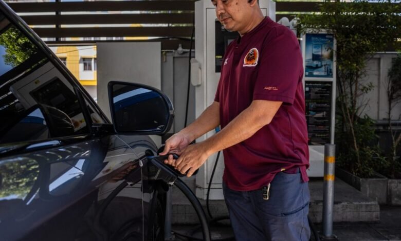 En China, ahora los EV es más barato que los autos de gas. En los Estados Unidos, Big Three aún no ha cerrado la prima de seguro, es decir, $ 14,000 por vehículo.