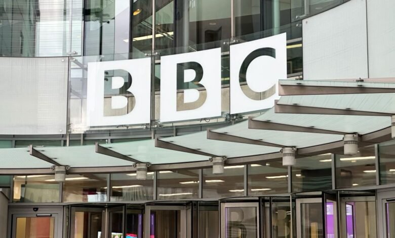 La presentadora de la BBC se quejó de que el colega mostró fotos obvias La presentadora de la BBC se quejó de que el colega mostró fotos obvias