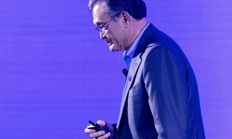 Cómo una vez icónica Intel cayó en un declive de 20 años Cómo una vez icónica Intel cayó en un declive de 20 años