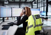 Los centros 911 tienen tanta personal que se están volviendo a la IA para responder llamadas