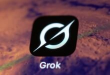 Elon Musk dice que X planea introducir anuncios en las respuestas de Grok