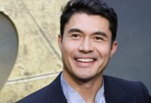 Antes de ‘asiático rico loco’, Henry Golding barrió pisos de salón a los 14 por $ 32 por día y trabajó como anfitrión de viajes en su camino al estrellato