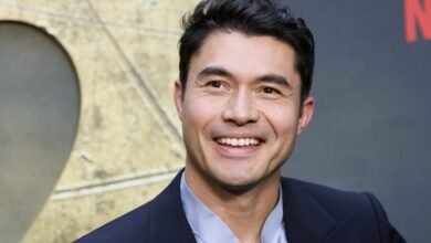 Antes de ‘asiático rico loco’, Henry Golding barrió pisos de salón a los 14 por $ 32 por día y trabajó como anfitrión de viajes en su camino al estrellato