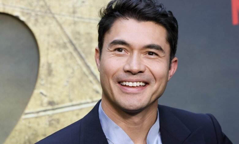 Antes de ‘asiático rico loco’, Henry Golding barrió pisos de salón a los 14 por $ 32 por día y trabajó como anfitrión de viajes en su camino al estrellato Antes de ‘asiático rico loco’, Henry Golding barrió pisos de salón a los 14 por $ 32 por día y trabajó como anfitrión de viajes en su camino al estrellato