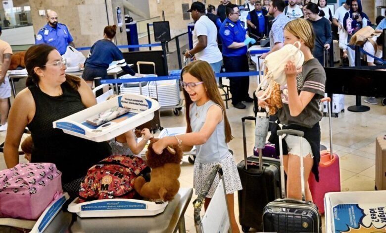 Las tarifas aéreas están aumentando nuevamente después de una caída de un mes de duración a medida que los transportistas recortan vuelos para aliviar una capacidad GLUT Las tarifas aéreas están aumentando nuevamente después de una caída de un mes de duración a medida que los transportistas recortan vuelos para aliviar una capacidad GLUT