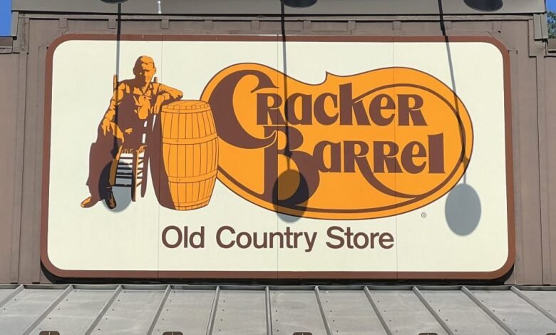 La falla del logotipo de Cracker Barrel muestra lo difícil que es hacer que las cosas se actualicen sin un cliente leal molesto. La falla del logotipo de Cracker Barrel muestra lo difícil que es hacer que las cosas se actualicen sin un cliente leal molesto.