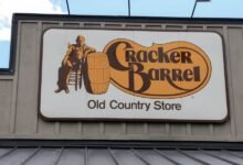 El primer cambio de Cracker Barrel en hace casi 50 años, las acciones de la compañía perdieron casi $ 100 millones después de presentar un aspecto simple.