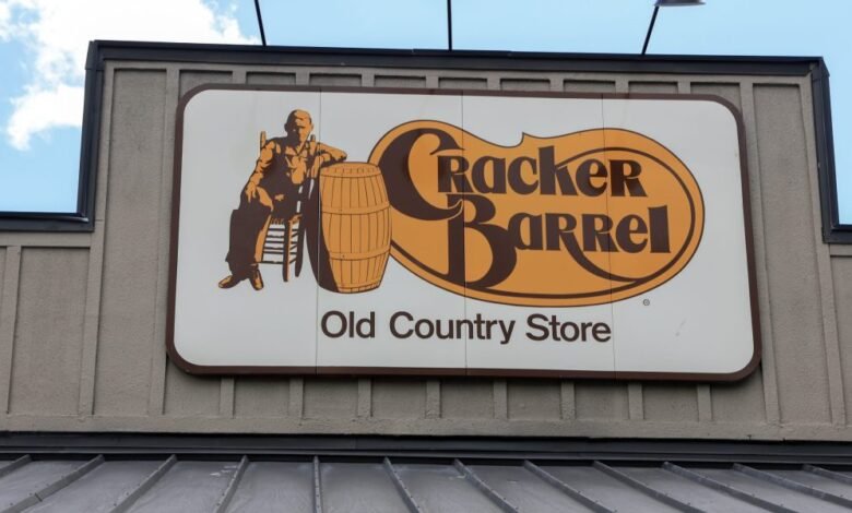 El primer cambio de Cracker Barrel en hace casi 50 años, las acciones de la compañía perdieron casi $ 100 millones después de presentar un aspecto simple. El primer cambio de Cracker Barrel en hace casi 50 años, las acciones de la compañía perdieron casi $ 100 millones después de presentar un aspecto simple.