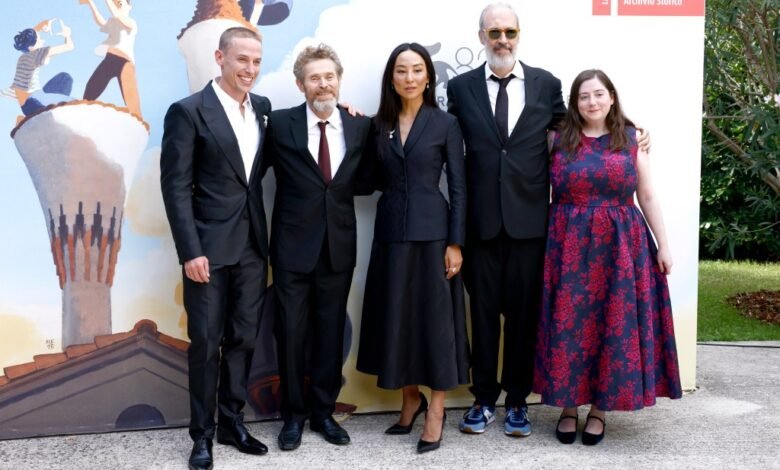 Kent Jones, Willem Daffo, Greta Lee Pick Charms Venecia en reputación tardía Kent Jones, Willem Daffo, Greta Lee Pick Charms Venecia en reputación tardía