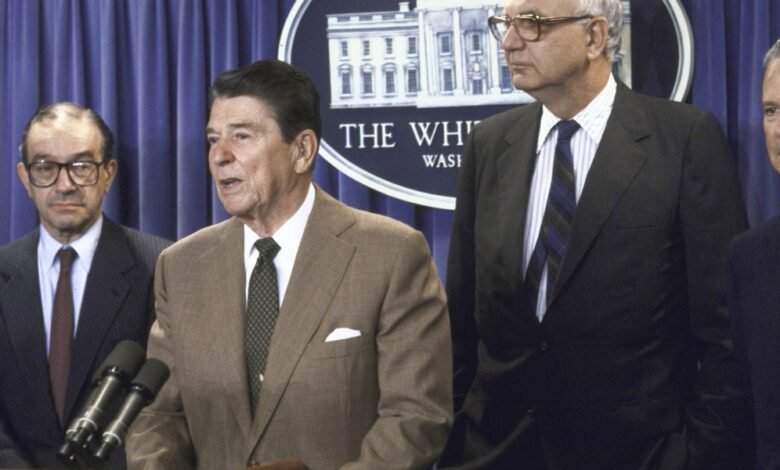 ¿Por qué se alimenta gratis? Solo mire la economía de Ronald Reagan con casi el 20% de la tasa de senderismo de Paul Volcer. ¿Por qué se alimenta gratis? Solo mire la economía de Ronald Reagan con casi el 20% de la tasa de senderismo de Paul Volcer.