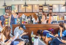 Starbucks pide a los clientes en Corea del Sur que dejen de traer impresoras y computadoras de escritorio a las tiendas a medida que los trabajadores transforman los cafés en oficinas remotas
