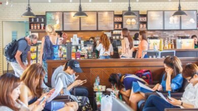 Starbucks pide a los clientes en Corea del Sur que dejen de traer impresoras y computadoras de escritorio a las tiendas a medida que los trabajadores transforman los cafés en oficinas remotas