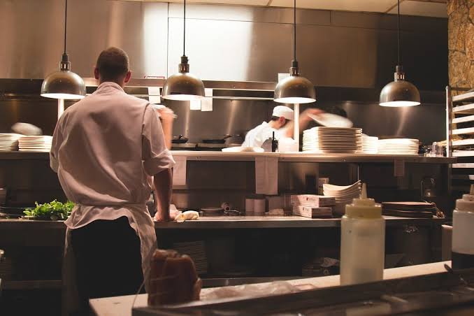 Integración de un sistema de gestión de pedidos de alimentos para centralizar los pedidos en línea, quiosco y de inicio