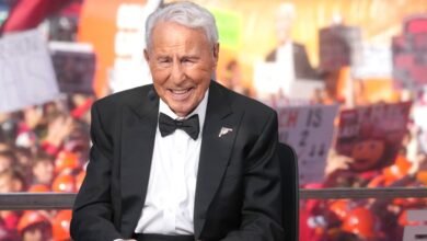 Sportscaster Lee Corso ha firmado la universidad jugada después de 38 años