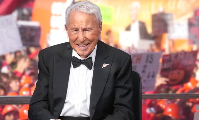 Sportscaster Lee Corso ha firmado la universidad jugada después de 38 años Sportscaster Lee Corso ha firmado la universidad jugada después de 38 años