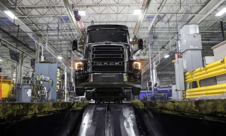 Mack comienza la producción de tractores pioneros en Macungie Plant