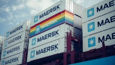 Maersk eleva la perspectiva de la parte posterior de la demanda resistente fuera de nosotros