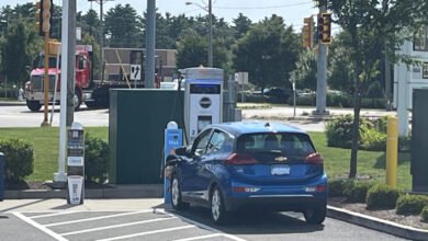 El propietario de la estación de servicio está sonriendo cuando el regreso de Nevi, y el patrocinador de EV es el mismo.