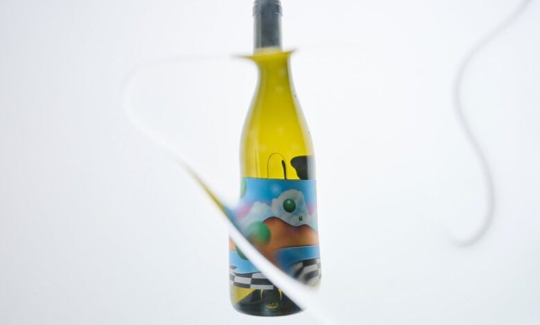 Wordmark, la animación de efectivo y transporte para otras competiciones y vertiendo una botella de vino. Wordmark, la animación de efectivo y transporte para otras competiciones y vertiendo una botella de vino.
