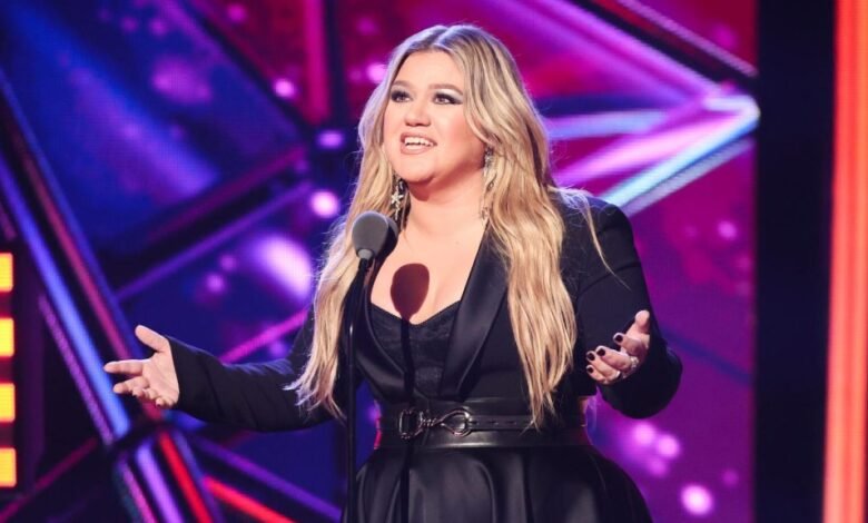 Kelly Clarkson está tomando un descanso de la residencia de Las Vegas en emergencias familiares