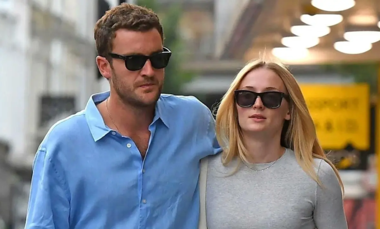 El romance de Sophie Turner se divide de Peregrine Pearson unos meses después del avivamiento El romance de Sophie Turner se divide de Peregrine Pearson unos meses después del avivamiento