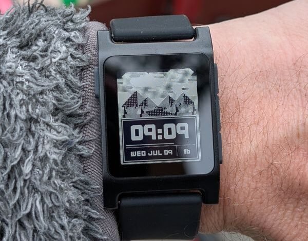 Tres aplausos para el cambio de marca y resurgimiento del reloj de guijarros Tres aplausos para el cambio de marca y resurgimiento del reloj de guijarros