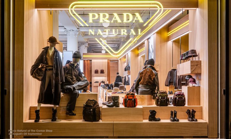 Prada encuestas de plegamiento político natural en la tienda de esquina de Selfridges Prada encuestas de plegamiento político natural en la tienda de esquina de Selfridges