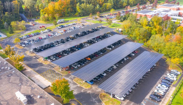 Connecticut High School obtiene 1 megavatio de cochera solar de energía solar Connecticut High School obtiene 1 megavatio de cochera solar de energía solar