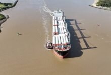 La primera pieza de turbina para la granja de turbinas eólicas más grandes ha llegado al puerto de carbón más grande del mundo.
